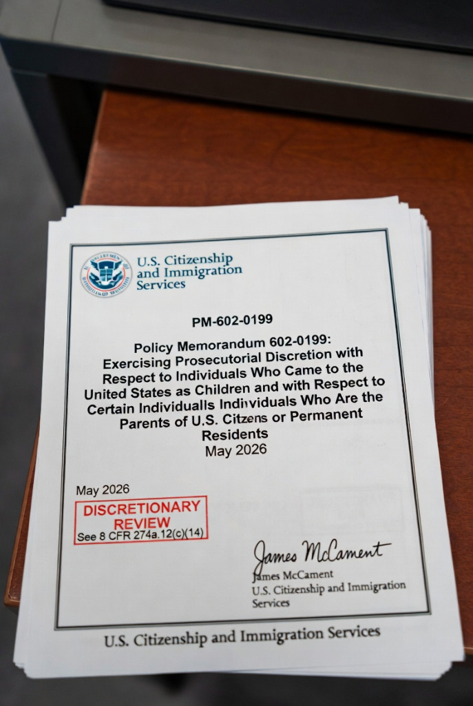 Should You Travel with a Pending I-485 in 2026? 2 USCIS I-485 Memo
